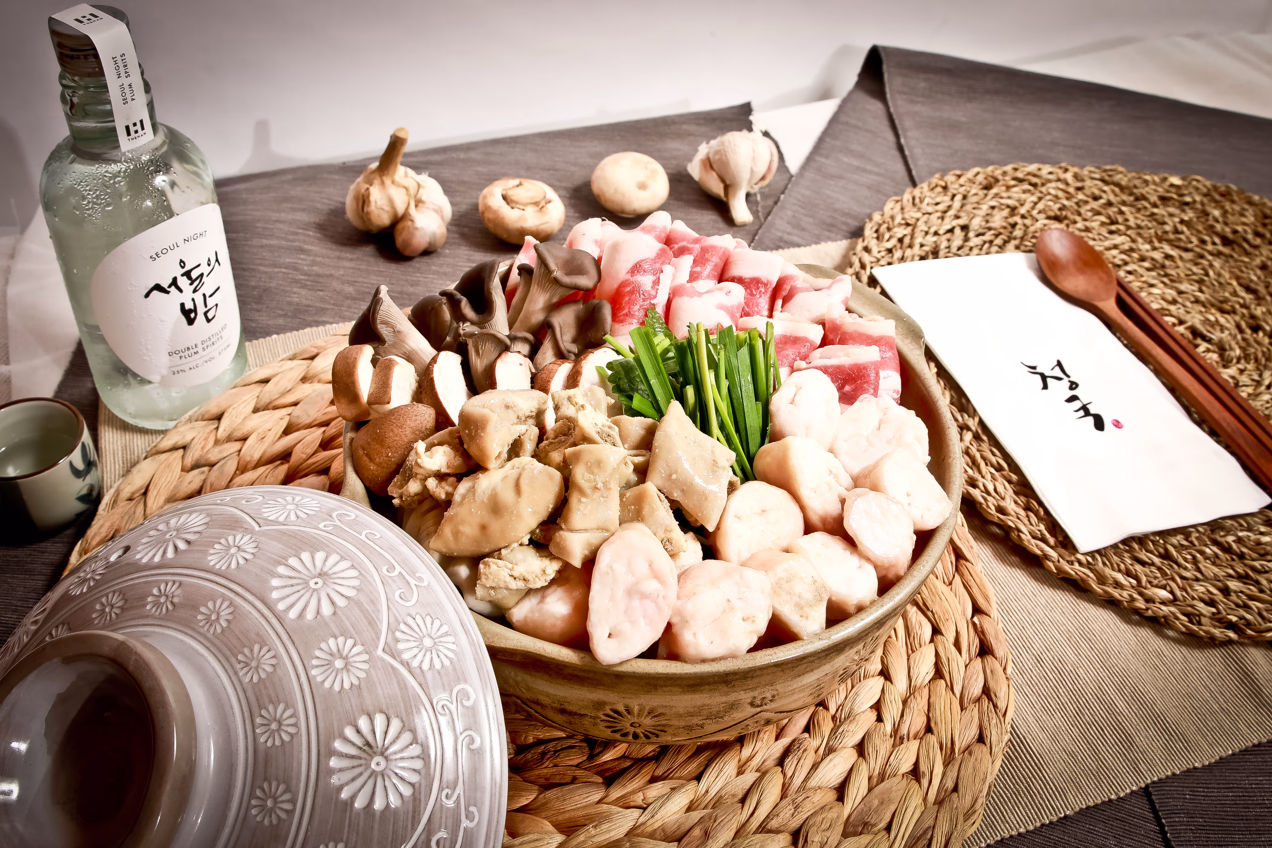 소품 연출과 화이트 배경을 함께 활용한 촬영 결과물